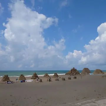 サンドクラフト並ぶ砂像①