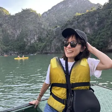 ハロン湾　手漕ぎ船　カヤック　奇岩　ベトナム