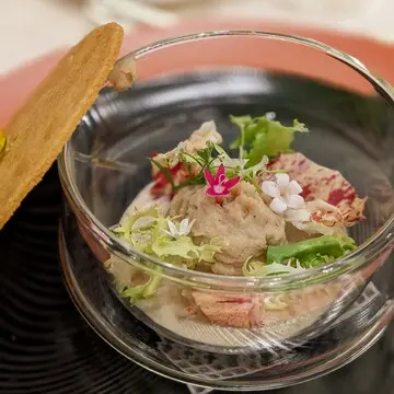 蓋を開けると繊細なお花やお野菜が。まるでテラリウムのようです