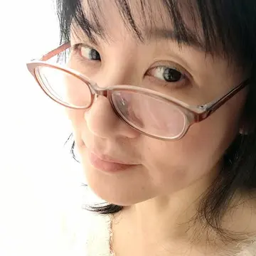 眼鏡をかけた女性