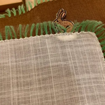 草に見立てたフリンジにウサギのハンカチ