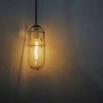 グレーを帯びたガラス越しにフィラメントの温かな光が広がる「ライトカプセル」