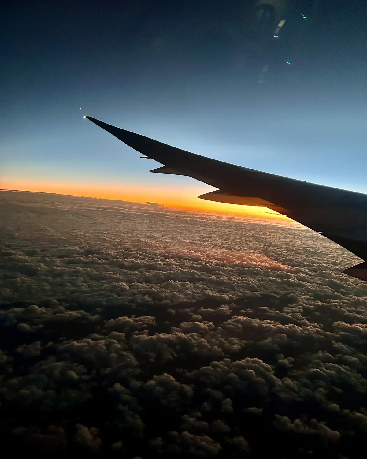 ハワイの美しい夕焼け飛行機の窓から