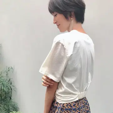 後ろは、ゴムで絞り込まれているのでスッキリみえます。
カラーもオフホワイトなので、肌がイエローベースの私にはピッタリ！