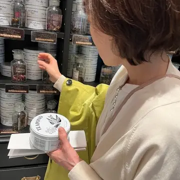 紅茶を選ぶ女性２