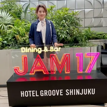 新宿歌舞伎町タワー17階 JAM17 DINING（JAM17ダイニング）のテラスエリアにあるフォトスポットに立つjマダムトモミの写真