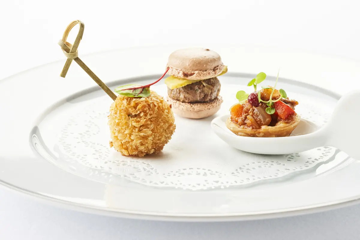 3種のアミューズ　ブッシュ
（鳥取和牛のマカロン/鳥取和牛のクロケット/鳥取和牛のチリコンカルネ）