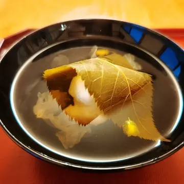 ヒラメのしんじょう、桜餅仕立て