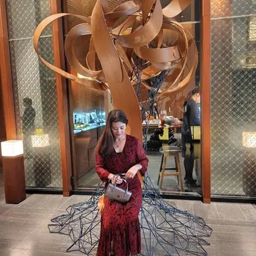 アンダーズ東京51階オブジェ前で秋の装い画像｜GANNIワンピースとマルベリーのバッグコーデ