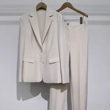 theory luxe 白のジャケットとテーパードパンツのセットアップ