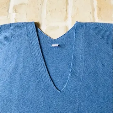Vネック　UNIQLO