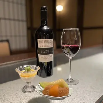 お部屋にデザートを持ってきてもらいワインと共に