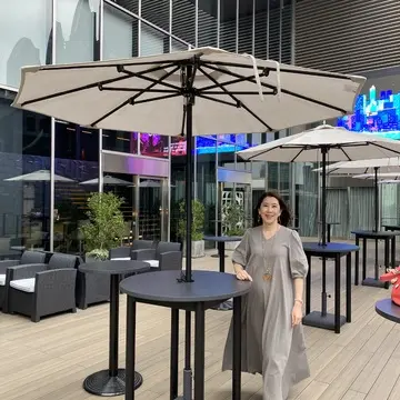 DINING（JAM17ダイニング）のテラスエリアで写真に収まるJマダム2024メンバーあきこ