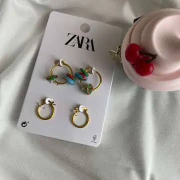 小物をビビッドな色使いにして夏を先取り。の画像_1