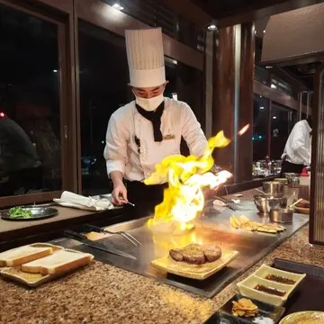 鉄板焼ステーキ　一ッ葉ミヤチク