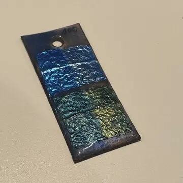 エナメルを違う二つの素地の上に置いて焼いたもの