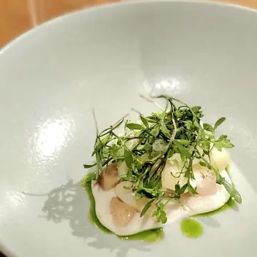 Appetizer : 新玉ねぎのパンナコッタと北海道産ホタテとゆり根 日向夏のマリネ