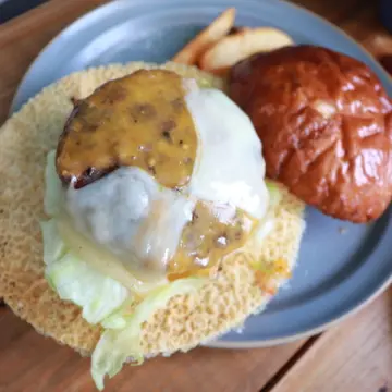 沖縄　UFO Burgar & Sandwich CAFE UFOトリプルチーズバーガー