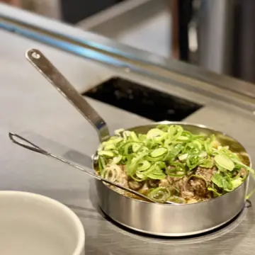 目の前で調理してくれるからワクワク！