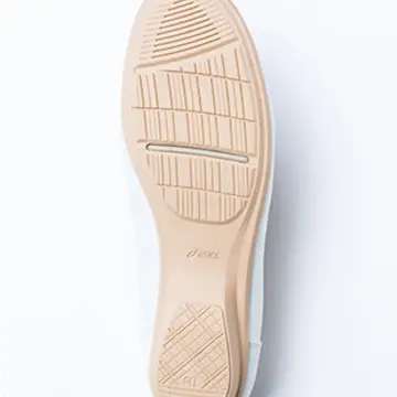 ［歩きやすさのポイント①］
屈曲性あるソールのかかとには、衝撃を緩衝するGELが内蔵。クッション性と反発性をあわせもつスピーバを搭載するなど、歩きをサポートする機能をプラス。