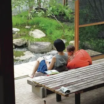 縁側でくつろぐパートナーのいつかさんと息子さん