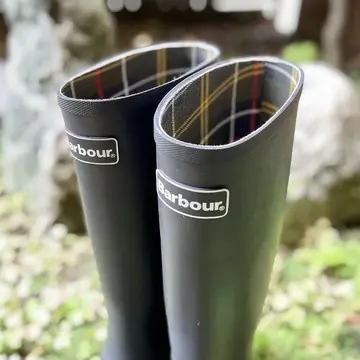 イギリスブランドBarbourの黒のレインブーツ