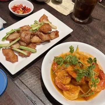 豚バラ肉とニンニクの芽炒めとエビチリ