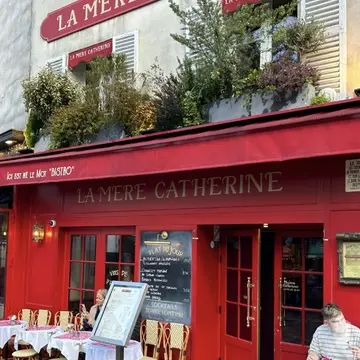 パリ　カフェ　LA MERE CATHERINE モンマルトル