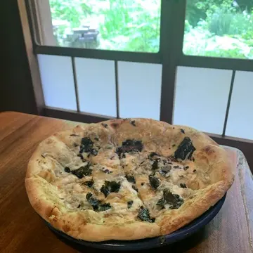 鎌倉しらすとモッツァレラレラチーズのピザ