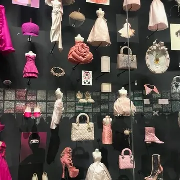 クリスチャンディオールのドレスやアクセサリー、ジュエリー、トワレにシューズ
