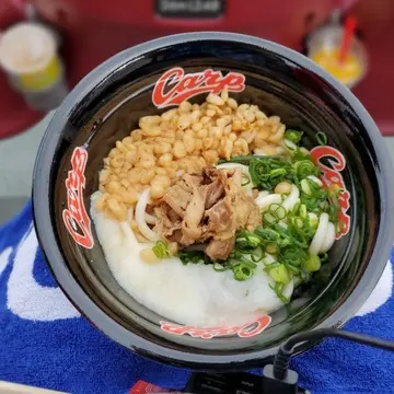 MAZDAスタジアム名物「カープうどん」の冷しバージョン。とろろと牛肉入りで美味しい！