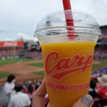 暑いスタジアムで飲むと最高！マンゴースムージー。