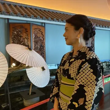 螺鈿細工の廊下を背景にした浴衣姿。