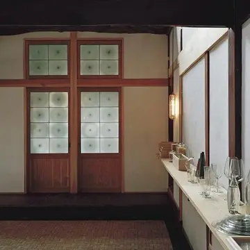 自宅にある吹き抜けホールには、作品を展示