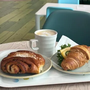 イタリア　ミラノ　イタリア旅行　演奏旅行　演奏会　ヌヴォレーラ　貴族　鶏　置物　食器　サロン　調度品　ガーデン　庭　パーティ　Party　シナモンロール　フィンランド　ヘルシンキ空港　フィンエアー