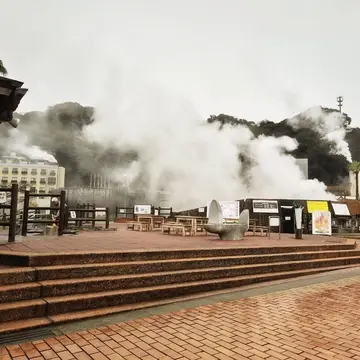 街のあちこちから湯けむりが立ち上る小浜温泉