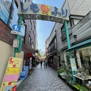 駒込駅近くのしもふり商店街入り口