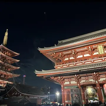 浅草寺　浅草　夜の浅草寺　ライトアップされた浅草寺