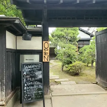 長谷駅からも近く江ノ電の線路を渡ってワクワクしながら入口へ。