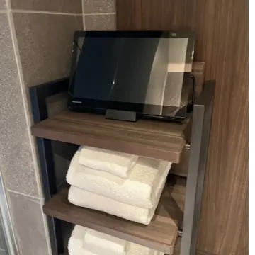 ふふ 旧軽井沢 静養の森 コンフォートルームの洗面台にあるテレビモニター