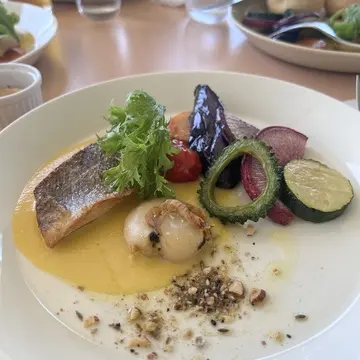 スズキのポワレと夏野菜