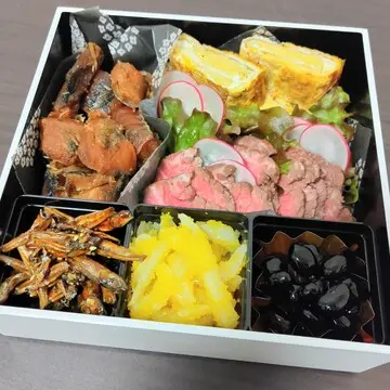 お節料理　田作り　黒豆　ローストビーフ