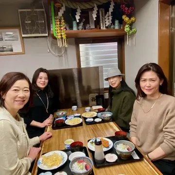 江ノ島「えじま」で食事をする女性