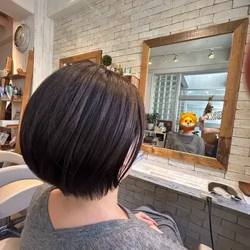 ヘアカット後のスッキリしたヘアを右側から