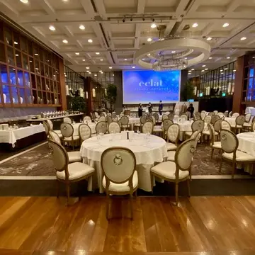 ソワレ・ドゥ・エクラ2025会場となったザストリングス表参道のバンケットルーム全景。準備中の白テーブルが並ぶラグジュアリーな空間。