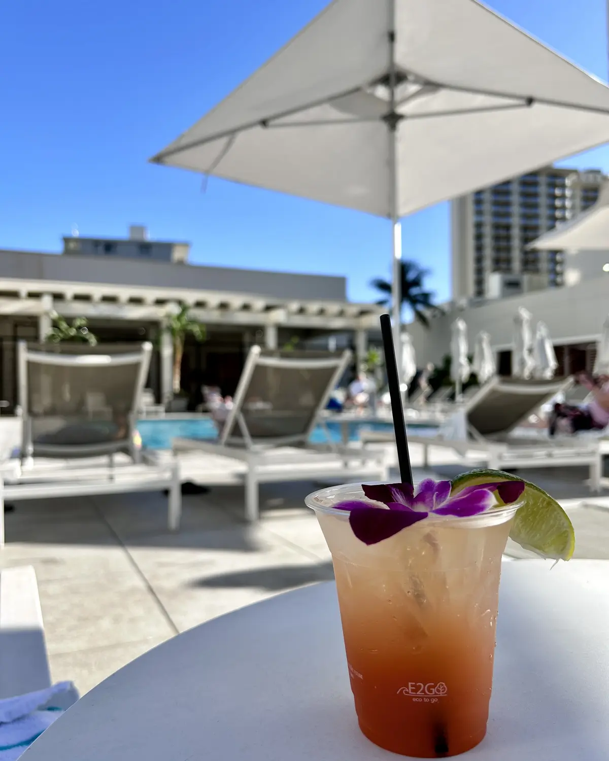 ビーチサイドでカクテル飲んで大人リゾート気分に