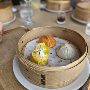 点心3種　蟹肉と白湯スープの小籠包、 トムヤム 海老焼売、豚小籠包
