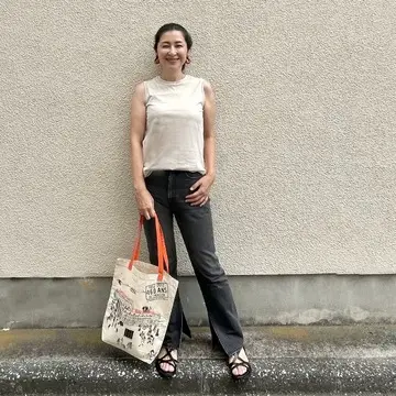 ベージュTシャツ、黒デニム、黒サンダル、エコバッグ