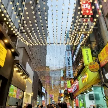 ホテルの側が繁華街なのは何かと便利ですね。