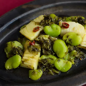 「青森県産 アカイカとそら豆と高菜漬けのピリ辛炒め」